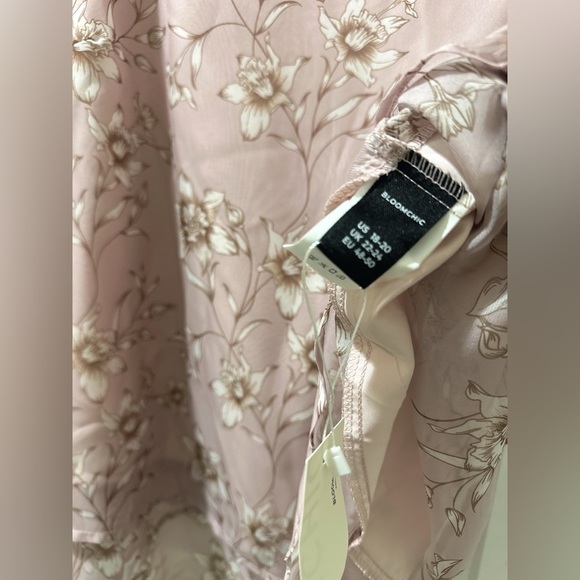 BloomChic Plus Size Daffodils Print Tiered Ruffle Sleeve Mesh Blouse - Picture 8 of 8